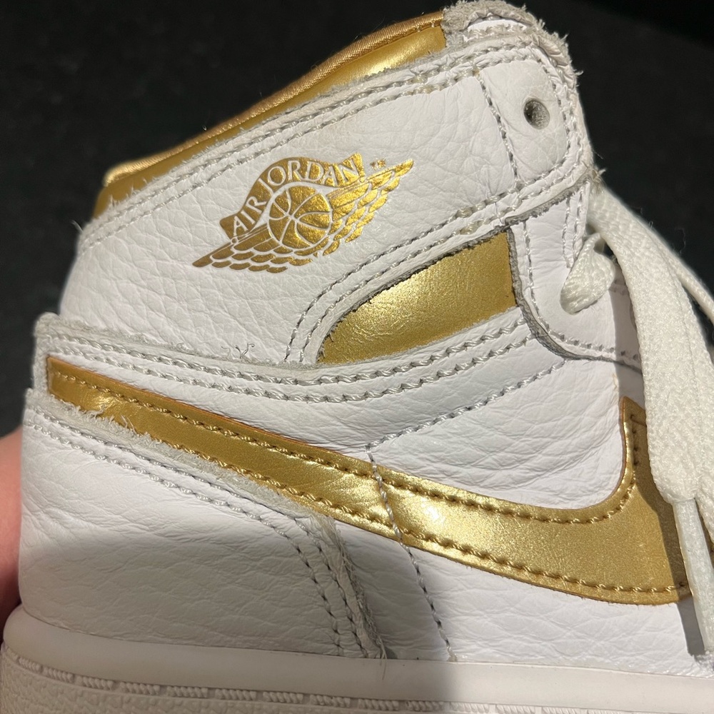 Jordan 1 Retro High OG, White/Gold, Size 1 Youth
(1Y), NIKE, Very Good Condition